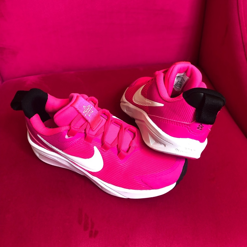 Little girls Nike tennis shoe. Brand new!